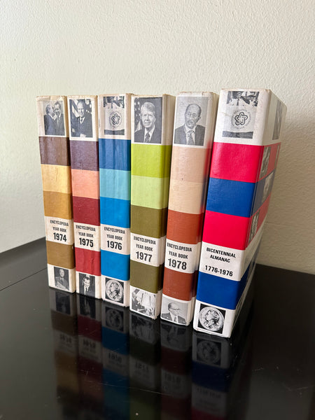D3010 - Vintage Encyclopedia yearbooks