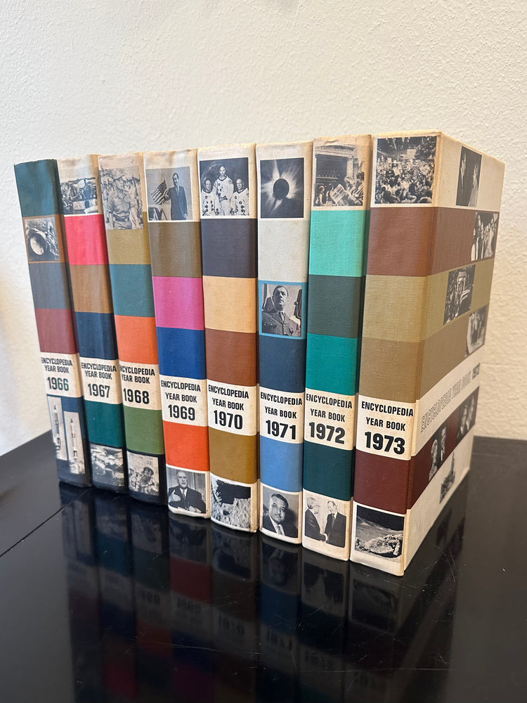 D3009 - Vintage Encyclopedia Year Books