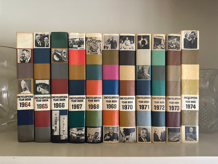 D3005 - Vintage Encyclopedia Year Books